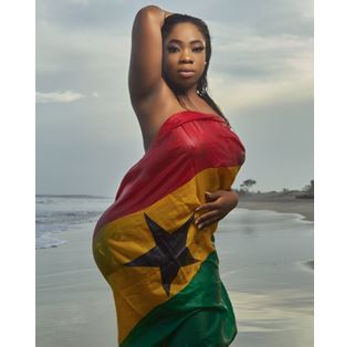 Moesha-Boduong-Poses-In-Ghana's-Flag-3-tsb.com.ng