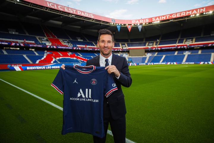 Lionel Messi Signs With PSG