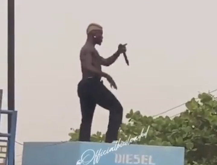 Portable performs on roof of filling station (Video)