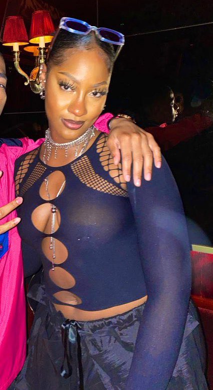 Tems’ outfit and steamy dance on stage during performance