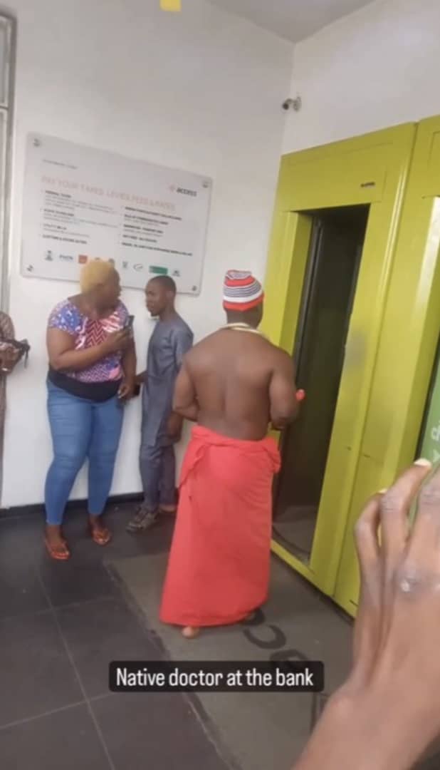Drama as Native Doctor storms Access Bank with ‘juju’ amid new notes scarcity