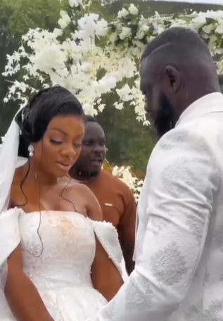 Couple and their guests drenched after a heavy downpour at their wedding ceremony (Video)