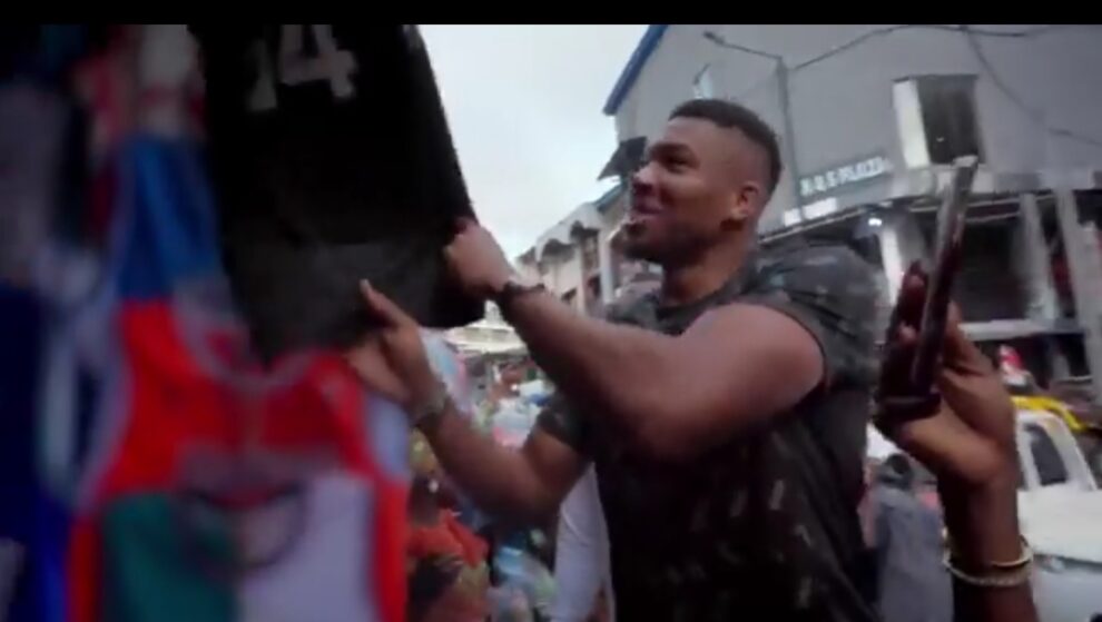 Watch the moment an Igbo guy sold a fake Giannis jersey to the real Gianni in Lagos
