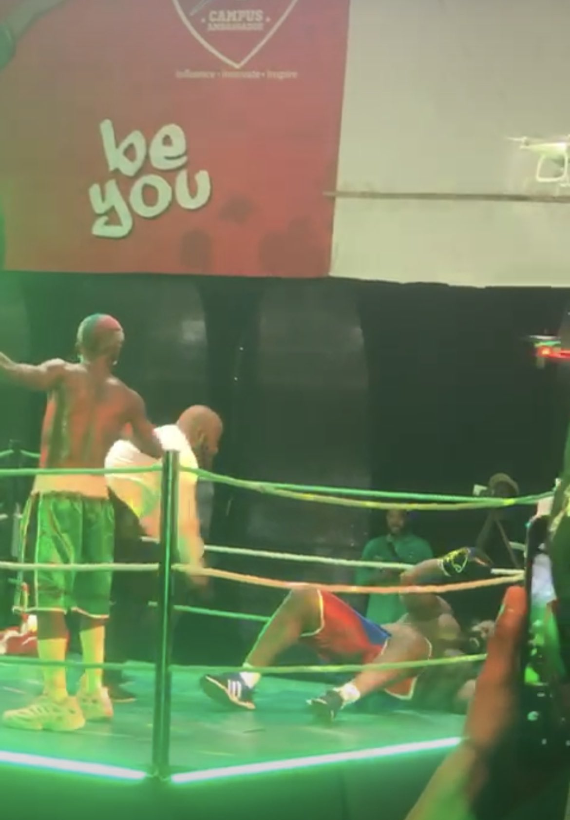 Portable beats Kizz Daniel’s bodyguard in boxing match (Video)