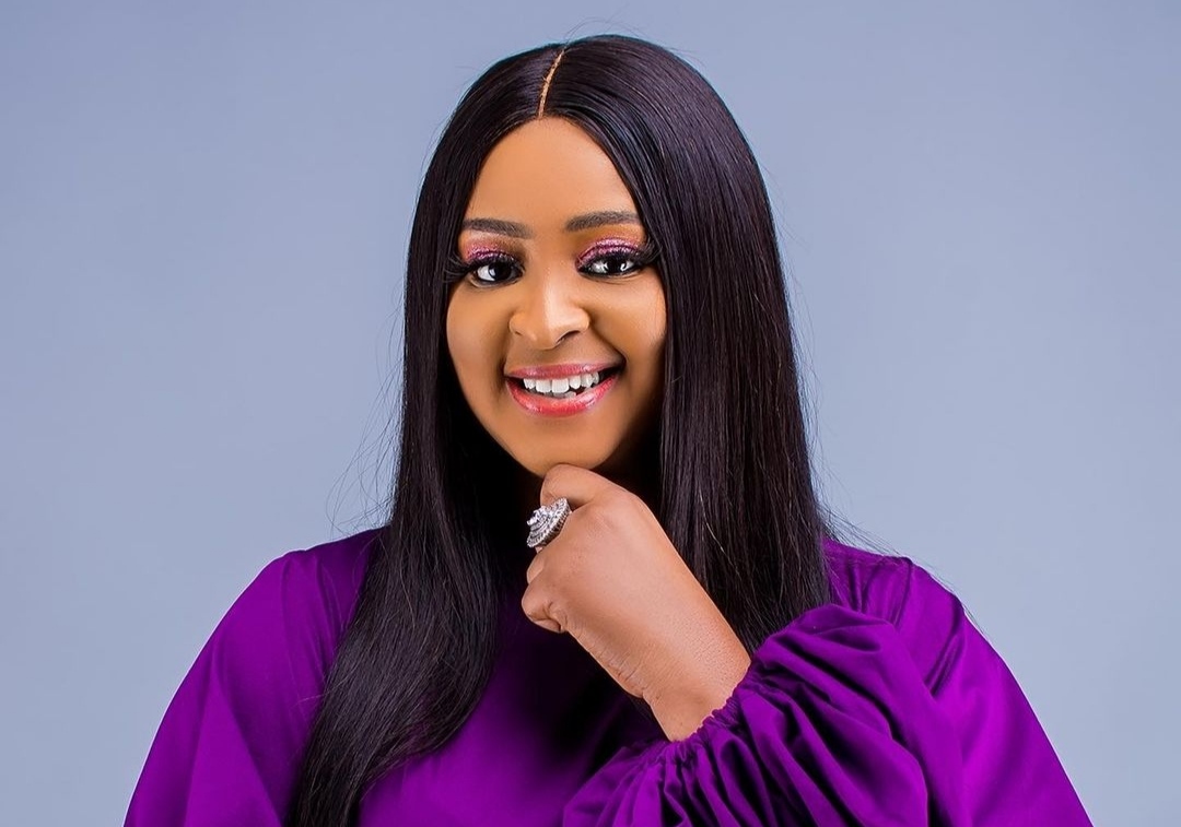 “Pull that wig from your head and think” - Actress Etinosa slams women always asking men for hair attachment money